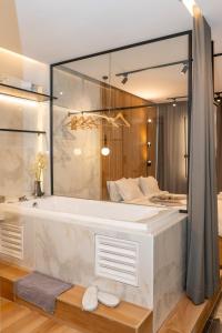 Luxury suites with JACUZZI by Sea&theCity