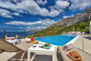 Villa Skyview mit Infinitypool und Panorama Meerblick - Lovreć