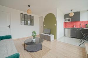 Complete 1BR with balcony only 5 min. on foot to metro by Doorman