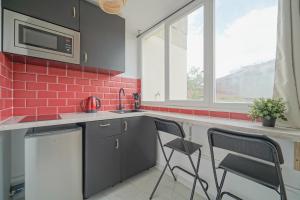 Complete 1BR with balcony only 5 min. on foot to metro by Doorman