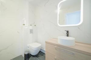 Complete 1BR with balcony only 5 min. on foot to metro by Doorman