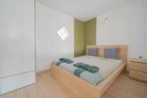 Complete 1BR with balcony only 5 min. on foot to metro by Doorman