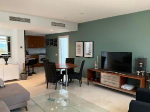 First Line Sea Apartment By Oliva