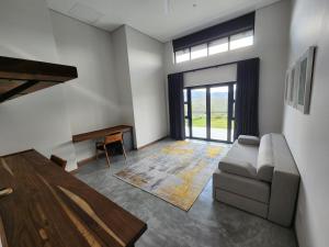 Bald Ibis (856 Highland Gate)