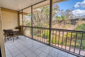 Park Shore Resort - Pool & Bar Close to Beach