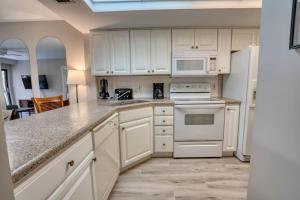 Park Shore Resort - Pool & Bar Close to Beach