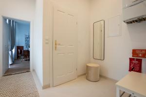 Bright, modern and central flat with a terrace