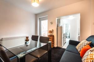 Modern House in Central Southampton with Private Off-Road Parking - Newly Refurbished - Great for Contractors, Friends & Families