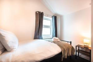 Modern House in Central Southampton with Private Off-Road Parking - Newly Refurbished - Great for Contractors, Friends & Families