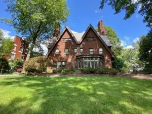 Historic Mansion for Large Groups Minutes to Cleveland Destinations - ليكوود