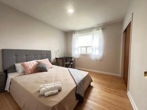 ViHome-Queen bedroom near Don Mills Dvp & 401