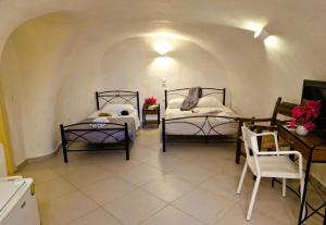 Cave Triple Room - Semi basement room in Kykladonisia Traditional Settlement