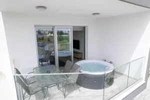 Hubstay - Rotiana Apartment with Jacuzzi, Larnaca - Vuda