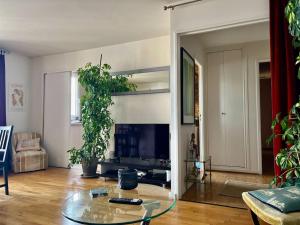 Beautiful quiet apartment with views of Paris