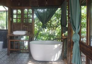 Phòng Giường Đôi Nhìn Ra Vườn (Double Room with Garden View)