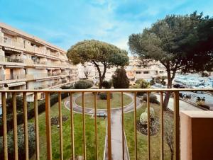 MARCO POLO - studio neuf avec parking & piscines