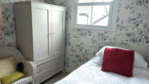 3 Bed 2 Bath Cottage with private parking and garage