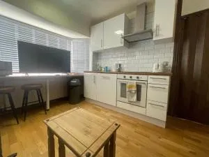 2 Bed Flat near Heathrow Airport & Elizabeth Line with Parking - West Drayton