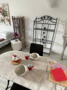 Appartements Le Cocon rouge - studio en plein centre historique : photos des chambres