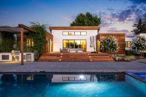 Year-Round Heated Pool - Hot Tub - Fire Pit - Lawn