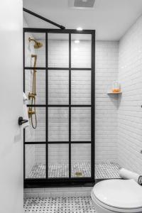 Historic Hotel, King Bed, Market Square View, Room # 201