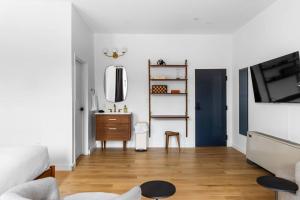 Historic Hotel, King Bed, Market Square View, Room # 201