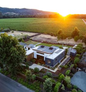 Year-Round Heated Pool - Hot Tub - Fire Pit - Lawn