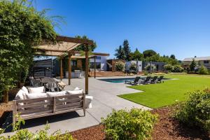 Year-Round Heated Pool - Hot Tub - Fire Pit - Lawn