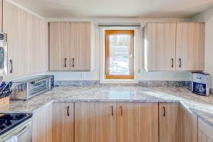 Chelan Resort Suites: Comfort by the Lake #201