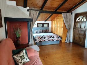 Romantic Studio for two with a pool 