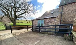 Oaklands Cottage on a rural farm - Pen y Clawdd