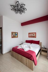 PalerMonAmour Art Gallery Suite