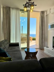 Sun Hill Green Coast, Palase