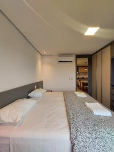 Alto Luxo - Cama King Simmons e 2 Smartv