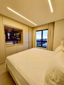 Alto Luxo - Cama King Simmons e 2 Smartv