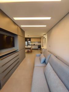 Alto Luxo - Cama King Simmons e 2 Smartv