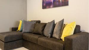 Spacious 3BD Family Apartment with Terrace - by HostMT