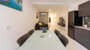 Spacious 3BD Family Apartment with Terrace - by HostMT