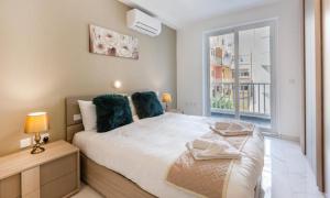 Spacious 3BD Family Apartment with Terrace - by HostMT