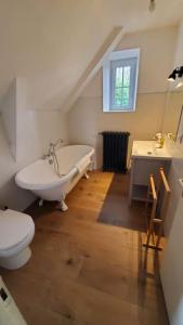 Maisons de vacances Le Couvent B : Maison 4 Chambres