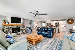 Beautiful Kentucky Lake Getaway with Dock and Deck!