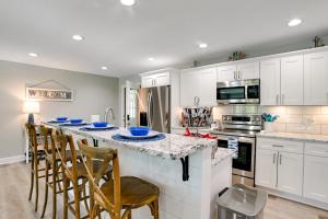 Beautiful Kentucky Lake Getaway with Dock and Deck!