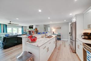 Beautiful Kentucky Lake Getaway with Dock and Deck!