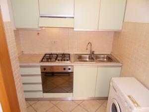 Bright flat in a colourful building-Beahost