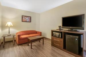 Suite with Two Double Beds - Accessible/Non-Smoking room in Econo Lodge Inn & Suites Fairgrounds