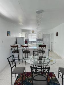 Ottie-Newly Renovated, 5 min from beach