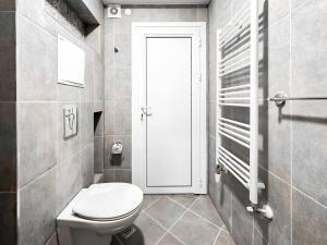 6 Studios 6 Bathrooms 2 Levels Kitchens