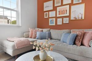 Rosé Bungalow - 1 Mile to Broadway