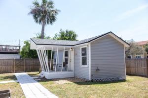 Cozy Cottage only 4 Blocks from the Ocean