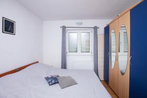 Apartments by the sea Rogoznica - 17129